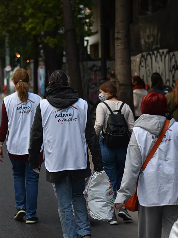 Μοίρασε φαγητό